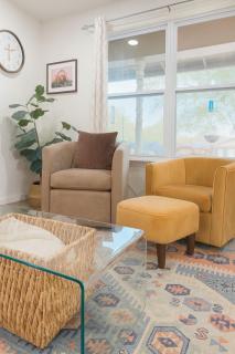 SoCo Winter Retreat Entire Home Ideal for Long Stays, Fenced Yard & Fire Pit - 4