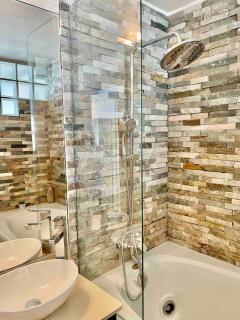 Charming Apartment with Jacuzzi in Central Location - 5