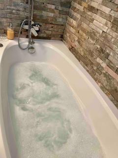 Charming Apartment with Jacuzzi in Central Location - 4