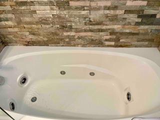 Charming Apartment with Jacuzzi in Central Location - 3