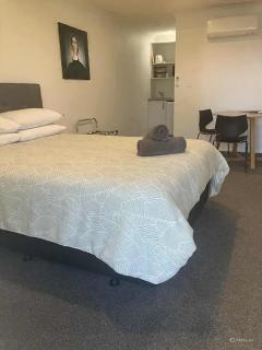 Tripinn Airconditioned Motels & Affordable Accommodation - 9