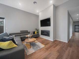 Catch & Relax - Pet Friendly - 4 Mins Walk to Beach - 0