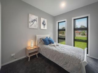 Catch & Relax - Pet Friendly - 4 Mins Walk to Beach - 1