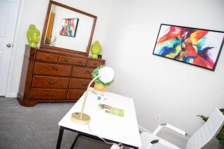 Stylish Haven near the Airport - 9