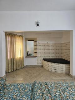 Spacious 3BHK Home , Sleeps 8 ,AC, Wi-Fi & Parking - 1