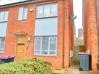 Modern 2 bed House Close To City - 8