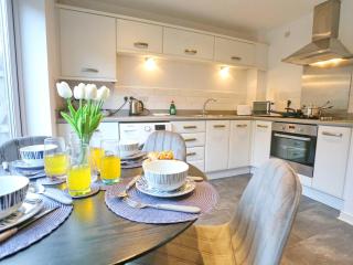 Modern 2 bed House Close To City - 3