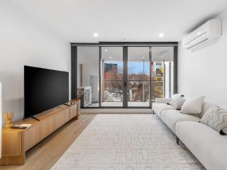 Melbourne Village - 2 Bedroom Loft Apartment with Pool, Gym, Free Parking - 0