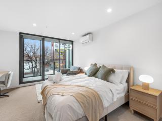 Melbourne Village - 2 Bedroom Loft Apartment with Pool, Gym, Free Parking - 7