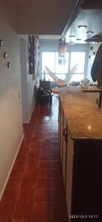 Apartamento com varanda e vista para o mar, em frente à praia de Caiobá - 4