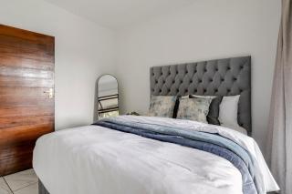 Modern Sandton City central with balcony - 8