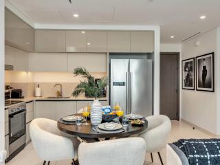 Stylish 2 bedroom - Marina Views - Private Beach - 3