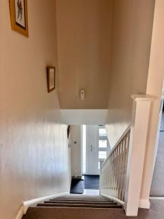 Camberley Retreat With Paws and Parking - 2