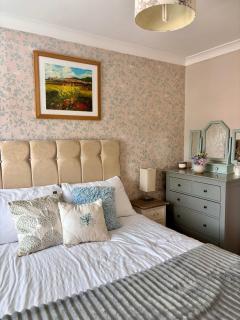 Camberley Retreat With Paws and Parking - 1