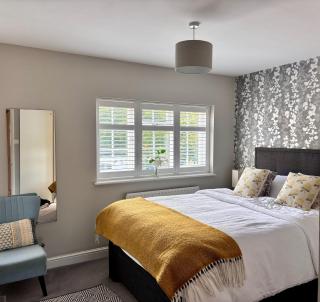 Camberley Retreat With Paws and Parking - 8