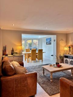 Camberley Retreat With Paws and Parking - 9