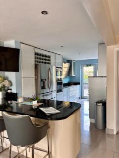 Camberley Retreat With Paws and Parking - 5