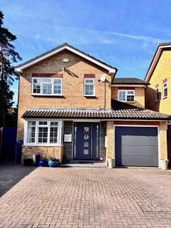 Camberley Retreat With Paws and Parking - 6