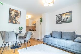 Sweet 1BR &1LR with Balcony, 9 Min to City Center - 1