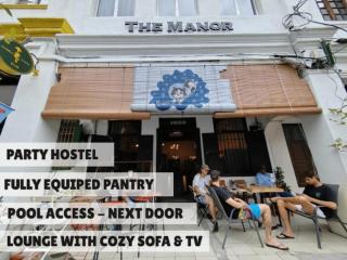 The Manor by Mingle - Poolside Access Next Door - 0
