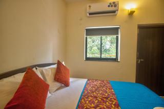 Amazing Pool View 2BHK Candolim Goa Apartment - 5