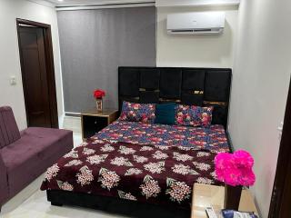 One bed apartment facing Eiffel tower - 1
