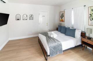 Modern Studio Apt • Prime North Miami Location - 8