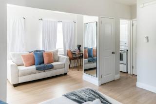 Modern Studio Apt • Prime North Miami Location - 3