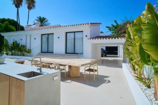 Villa Peman Luxurious Beachside Villa - 5