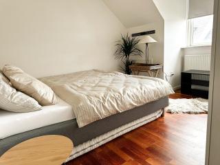 Deluxe Apartment on the Main Street with Free Parking & Late Checkout - 9