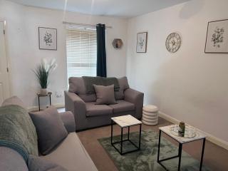 Spacious 2 bed house in Manchester with Private Parking - 8
