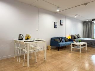 New 1BR King Bed Near BTS, Nightlife - 4