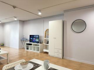 New 1BR King Bed Near BTS, Nightlife - 2