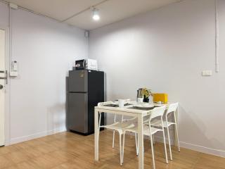 New 1BR King Bed Near BTS, Nightlife - 7