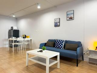 New 1BR King Bed Near BTS, Nightlife - 1