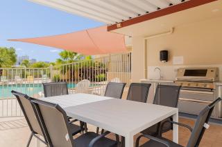Broadbeach 4Min to Beach Pool Free Parking - 7