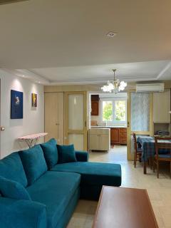 Chic City Retreat - Stylish Apartment in Bllok, Tirana - 0