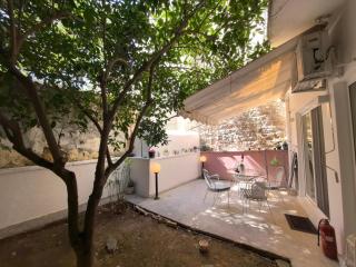 Modern familiar house under Acropolis - 0