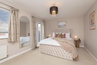 Stylish 5-Bed Townhouse In Wakefield - 9