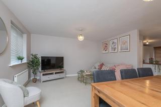 Stylish 5-Bed Townhouse In Wakefield - 1
