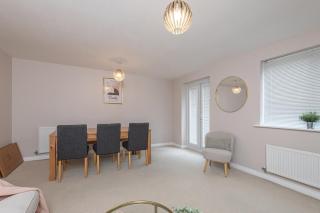 Stylish 5-Bed Townhouse In Wakefield - 3