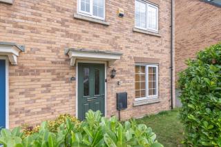 Stylish 5-Bed Townhouse In Wakefield - 8