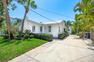 A Charming Beach Cottage by Beachside Management - 2