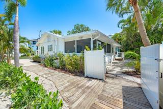 A Charming Beach Cottage by Beachside Management - 1