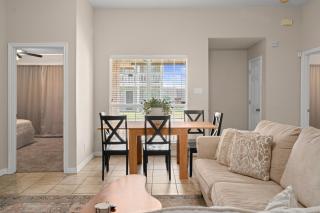 Near Texas A&M, Spacious Living Room, 4 Queen Beds - 7