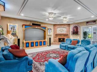 Luxurious Boating Estate with 12 BR Sleeps 15-50 - 3