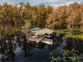 Luxurious Boating Estate with 12 BR Sleeps 15-50 - 1