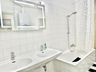 130 m2 Stylish Apartment with Free Parking - 1