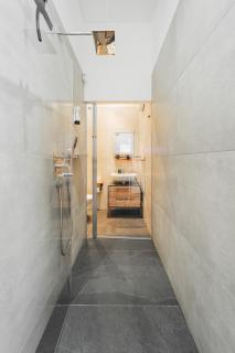 Central Stylish Apartment with Free Parking - 1