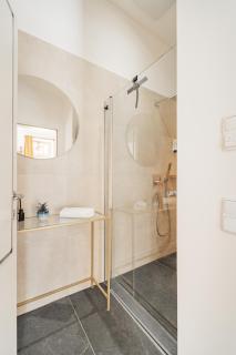 Central Stylish Apartment with Free Parking - 6